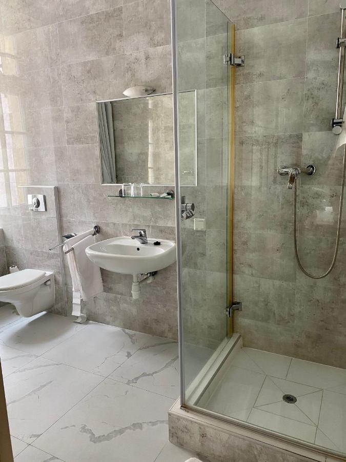 - Restauracja Zolty 3*