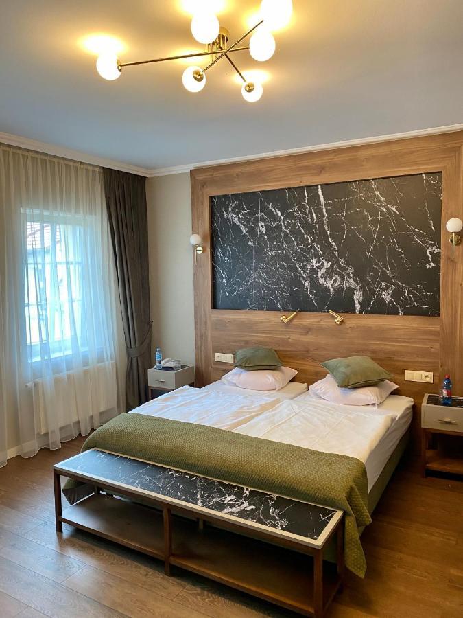 - Restauracja Zolty Gasthof 3*