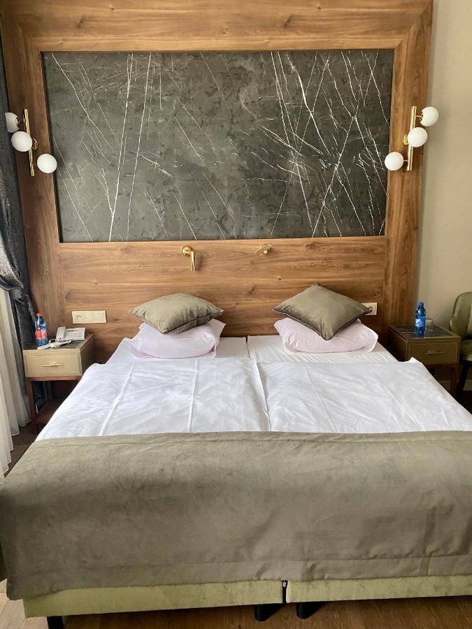 - Restauracja Zolty 3* Neustettin